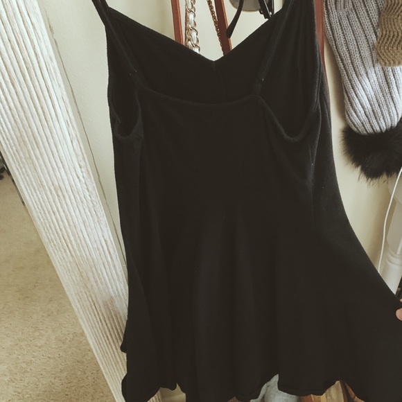 Black flow out dress - Picture 2 of 2